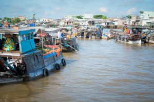 mekong-floating-market_1385-3113